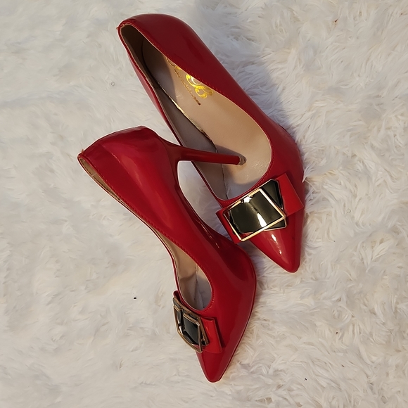 Red Stiletto pointed toe heals with black and gold details at the front. - Picture 3 of 3